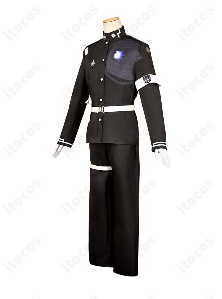 左側面図：澄野拓海 コスチューム。袖の切り替えと腰部の装飾、パンツの落ち感を側面から撮影