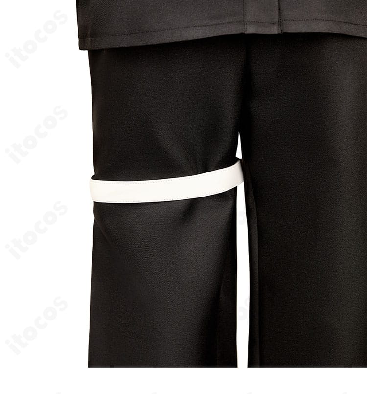 パンツの装飾とシルエット。膝周りのラインと素材感を捉えた澄野拓海コス写真