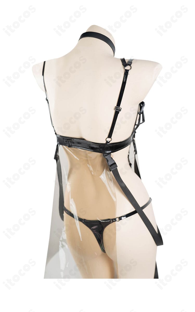 背面ディテール：ボンディングチェーン衣装の背面装飾と縫製ラインの近接カット。