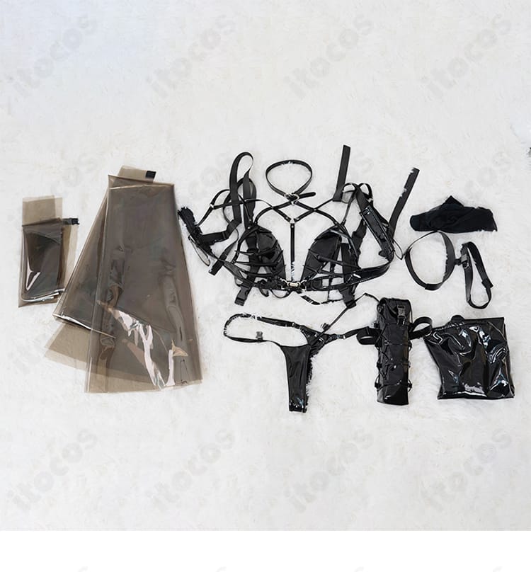 セット内容：ミハラ衣装一式、靴下、手袋の同梱アイテムを並べた展示。