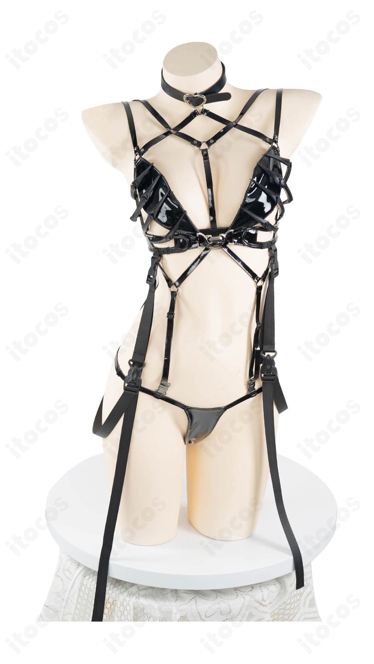 装飾クローズアップ：ボンディングチェーン衣装のチェーン・金具風パーツの再現ディテール。