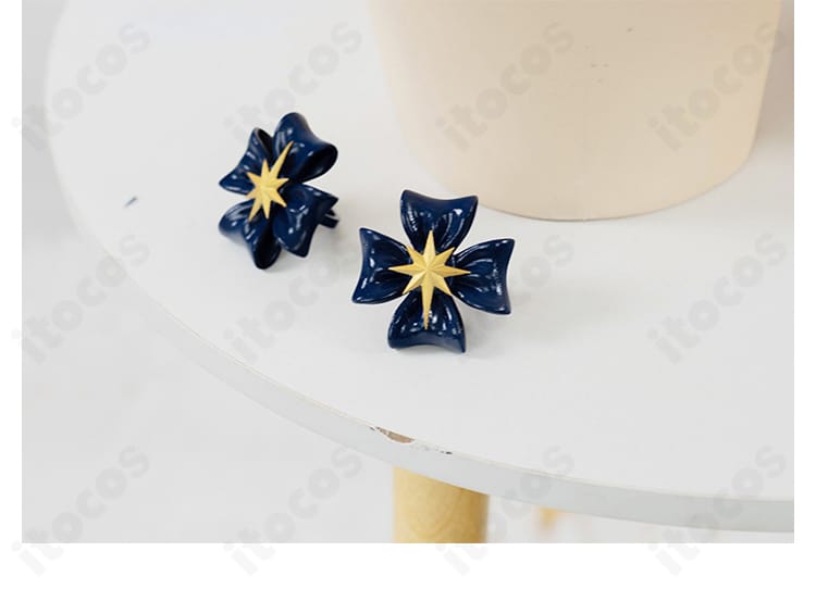 ヘルム コスプレ衣装の花朵装飾ディテール接写。立体感あるモチーフと縫製の仕上がりが分かるクローズアップ。