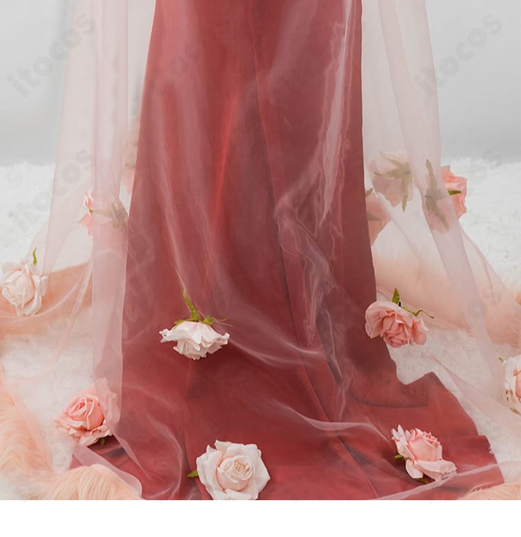 スカート装飾ディテール｜ドレスの刺繍と縁取りの仕上げ、光で映える高発色生地の質感を捉えた接写