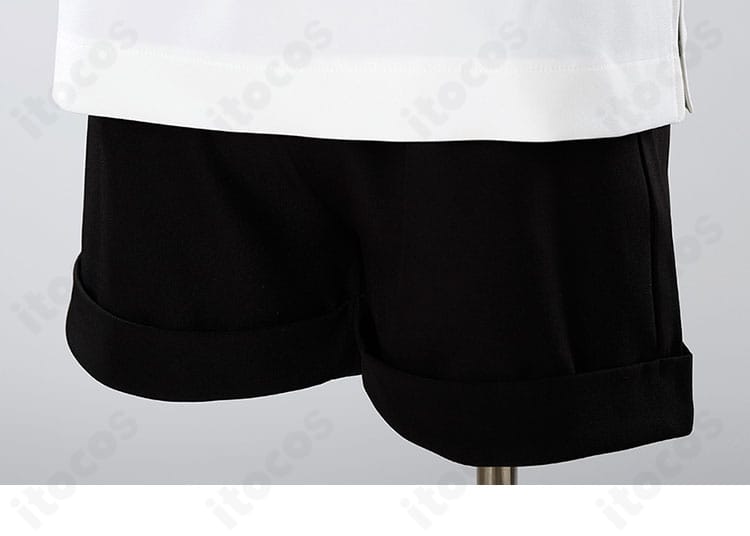 ショートパンツの装飾ディテールとステッチの拡大。端処理の美しさを示す部分カット。