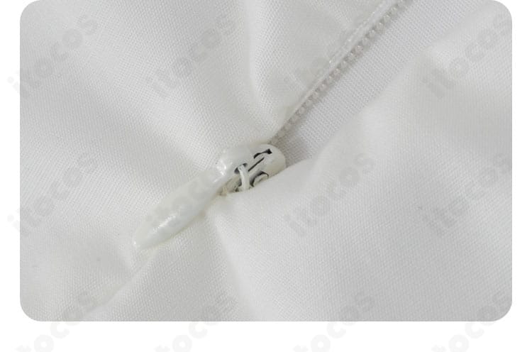 スカートのチェーン装飾ディテール。豪華な質感と精密な作りが確認できるカット。