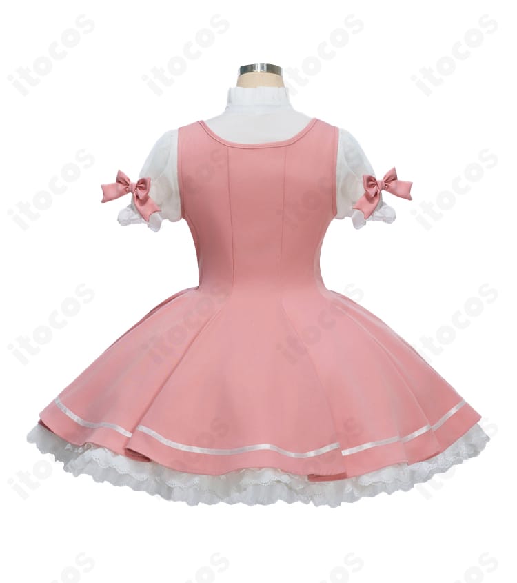 スカート後部のディテールクローズアップ。装飾とフィット感、ドレープの見え方を示す画像。