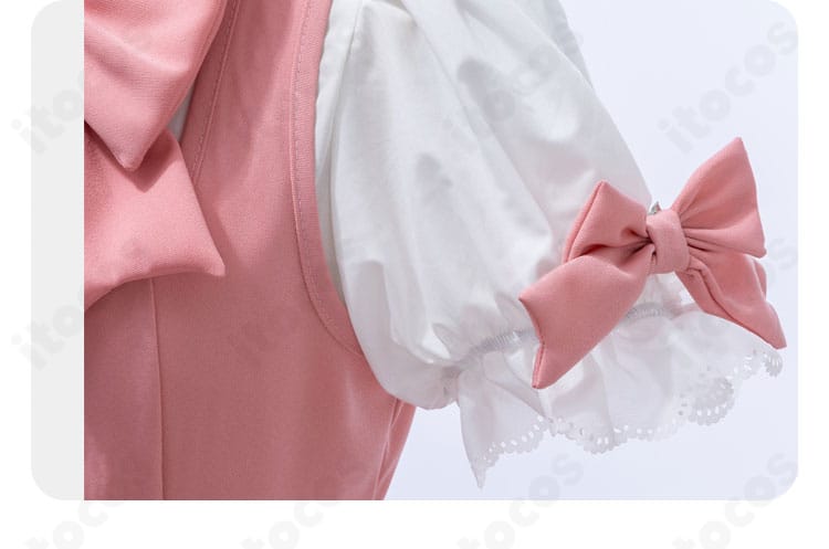 袖口装飾のディテール。繊細な意匠が衣装全体にリズムを与えるアクセント。