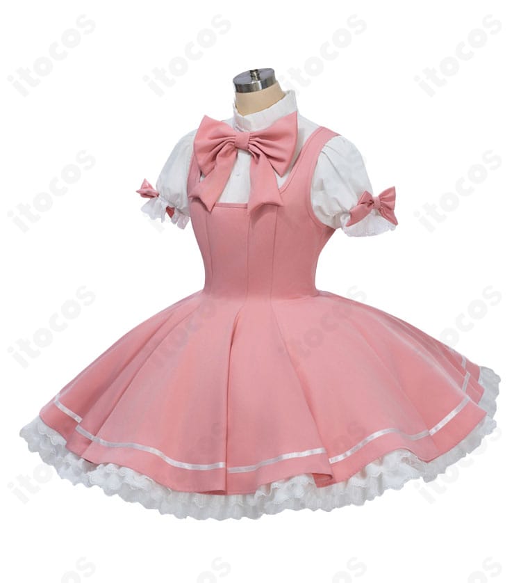 木之本桜コスプレ衣装のサイドビュー。袖やスカートの立体感、シルエットの美しさが強調された角度。