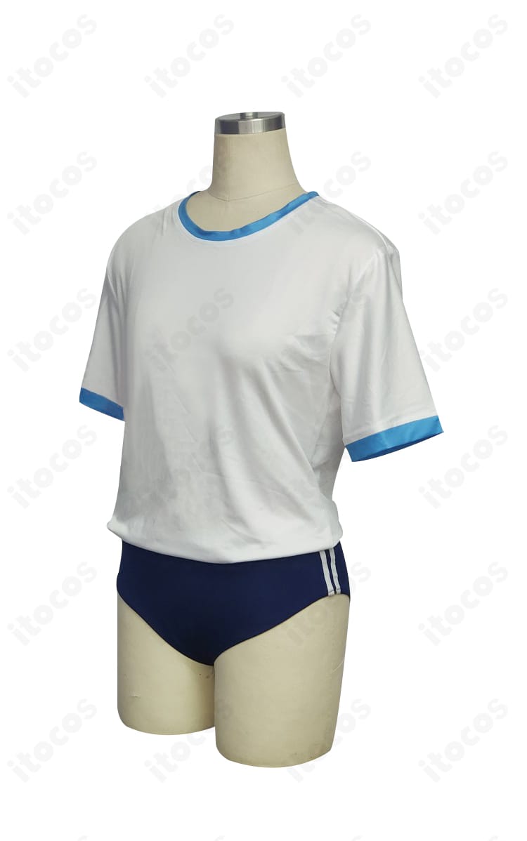 襟元のライン、ロゴ風意匠、ステッチなどディテールが分かる接写。配色と縫製の仕上がりを確認できます。