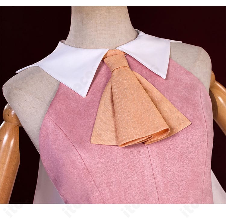 イリヤスフィール衣装の胸元〜襟元ディテール。スカーフと装飾パーツの縫製と質感を近距離で確認可能。