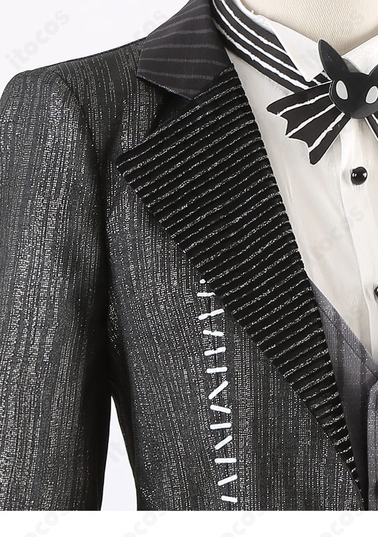 外套肩部の装飾ディテール。精緻な刺繍とアクセントパーツの質感。