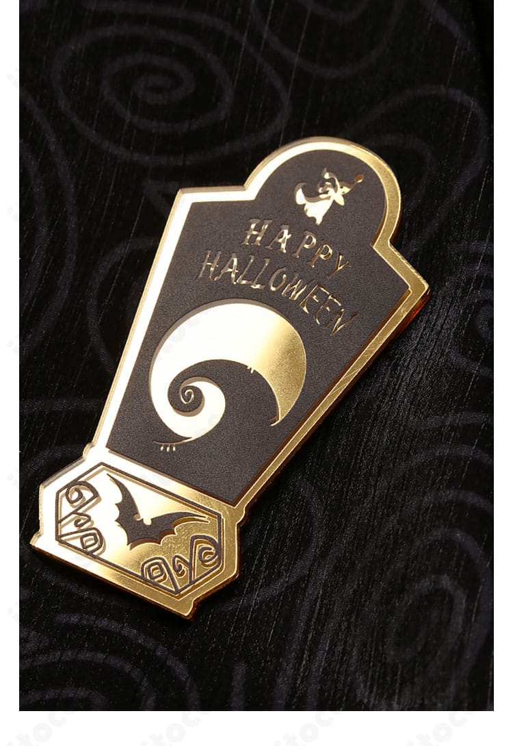 胸飾りのクローズアップ。金属調パーツとリボンの重なりが美しい。