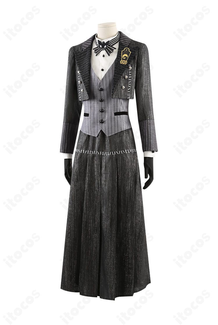 左側面のディテールがわかるヴィル・シェーンハイト衣装。襟元から裾までのシルエットを強調。