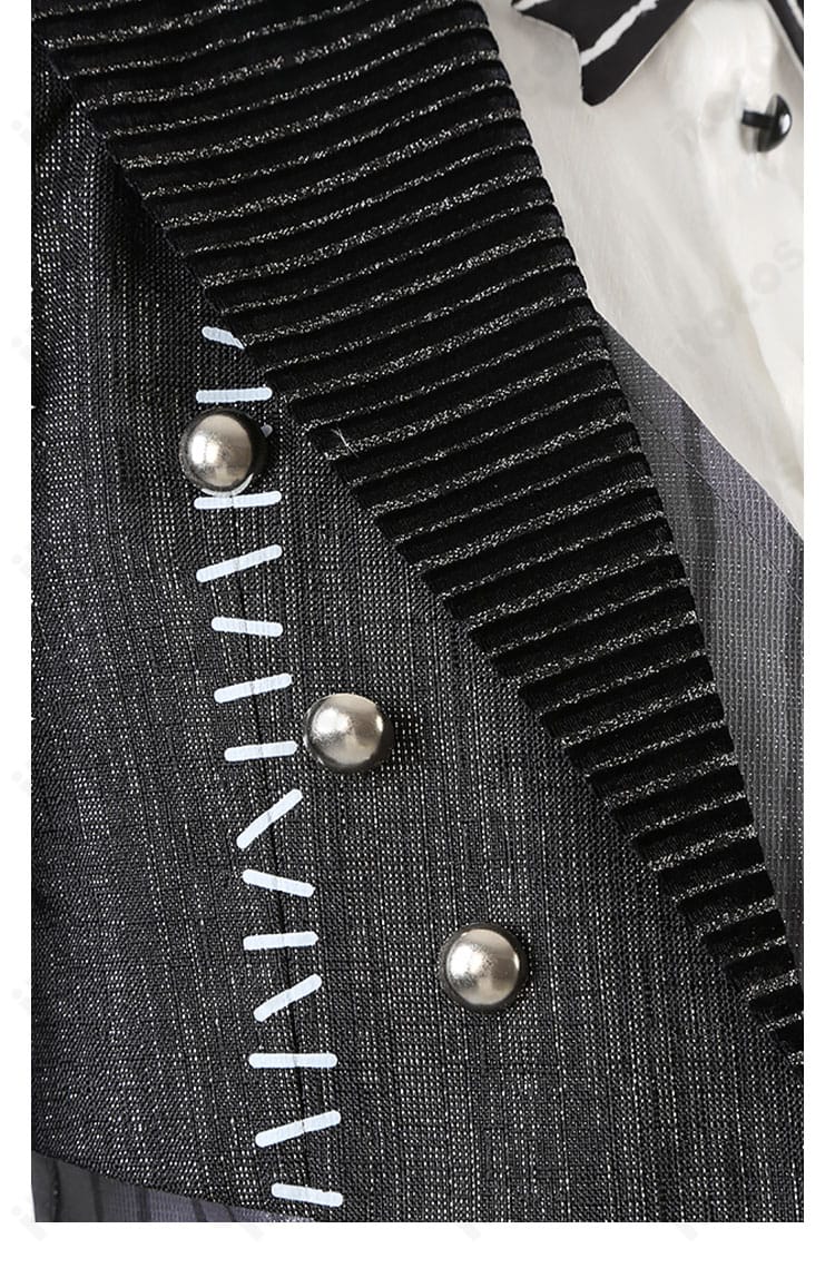 衣領装飾の詳細カット。ツイステッドワンダーランドの世界観を感じるアクセント。