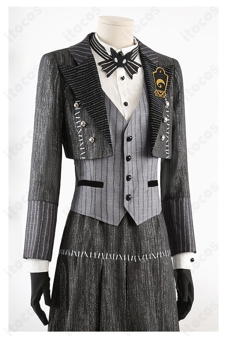 襟元装飾のクローズアップ。ヴィル・シェーンハイト衣装の品格ある意匠を詳細に表示。