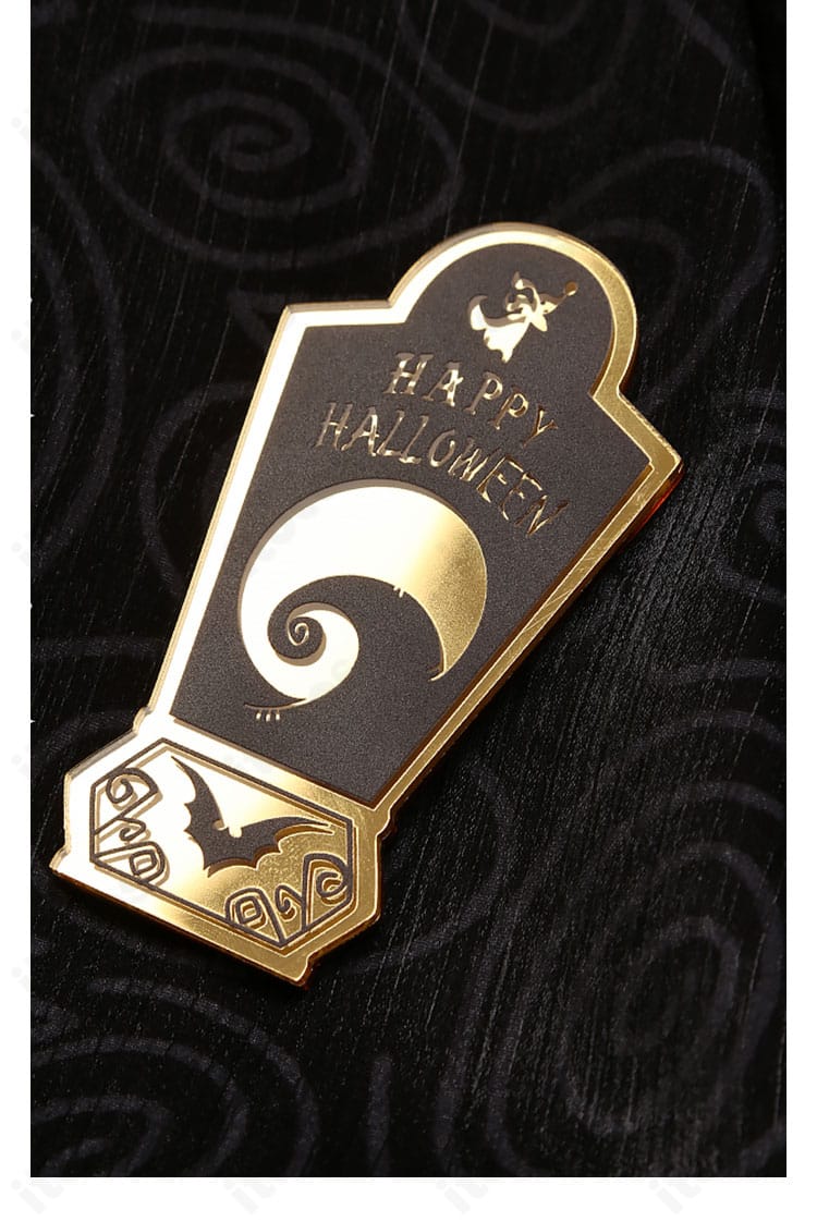 胸章装飾のクローズアップ。ツイステッドワンダーランド ヴィル・シェーンハイト衣装の象徴的アクセント。