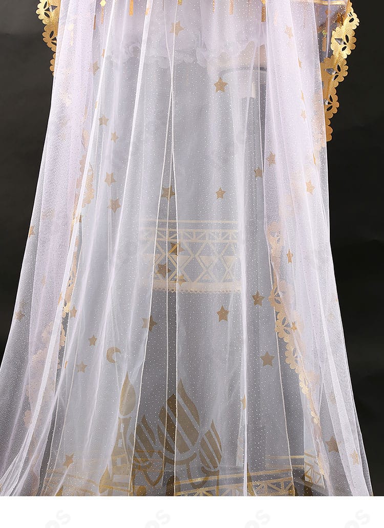 スカート裾の装飾ディテール。フレアの広がりとトリムの模様、撮影時の揺れ感が伝わる画像。