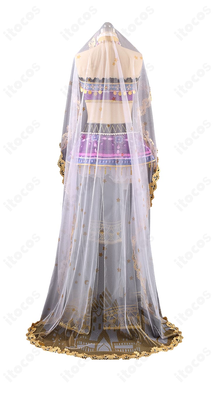 コスプレ衣装の背面ディテール。背中のファスナー位置とベールの落ち感、精緻な刺繍と縫製を強調した画像。