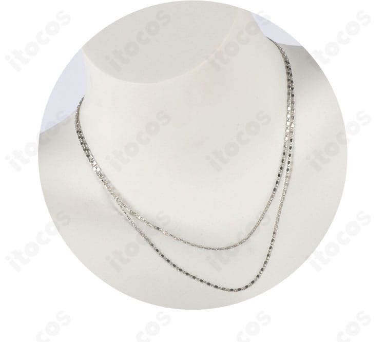 流れる雲 コスプレ衣装のネックレスディテール。トップの形状と光沢感を近距離で撮影