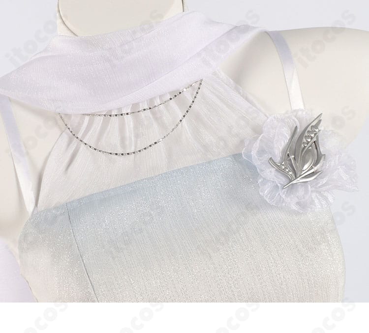 流れる雲 コスプレ衣装の胸元装飾ディテール。装飾パーツの配置と質感が伝わる近接写真