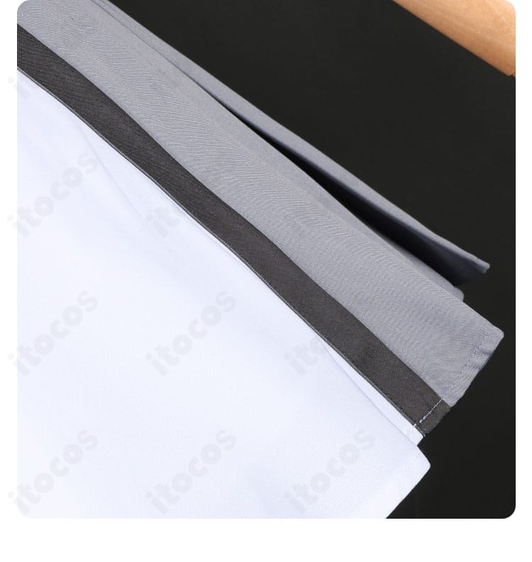 スカート裾の装飾ディテール。ヘムラインの仕立てと動いた時の表情を確認できる。