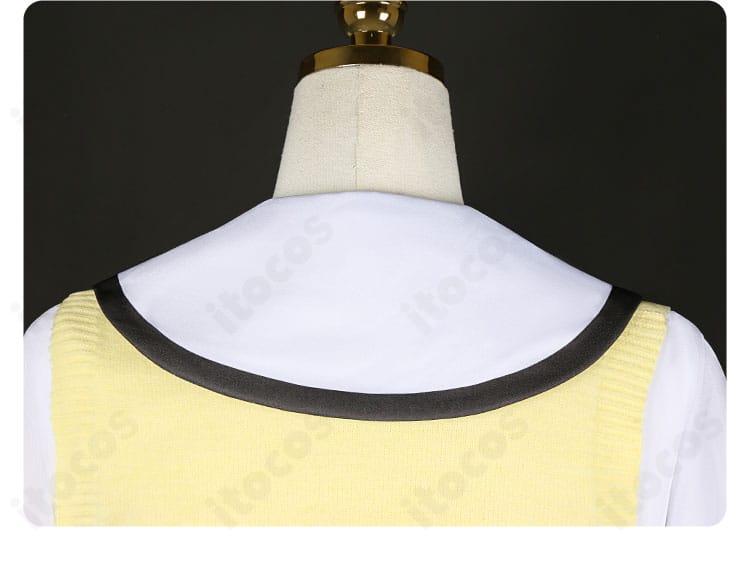 インナー上衣の背面ディテール。背中心の縫製とヨーク周辺の収まりが分かる。