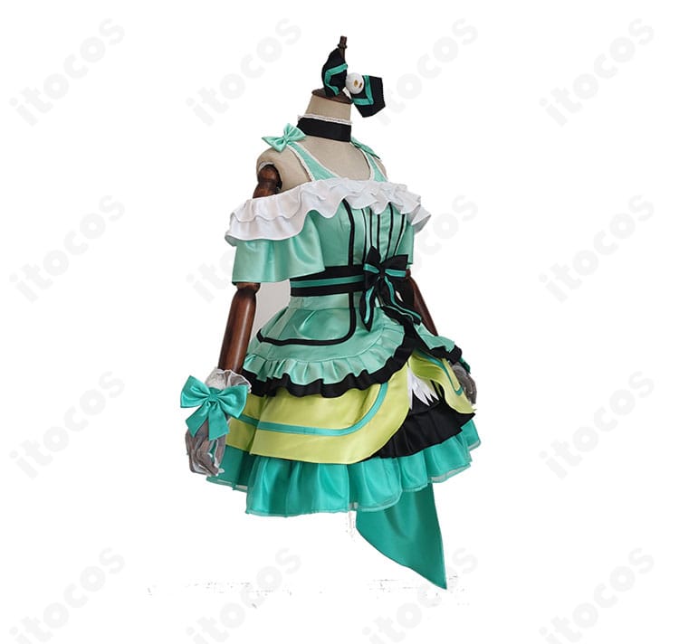 南ことり さくらプリン♪コスプレ衣装の側面シルエット。スカートの広がりと装飾配置が確認できる画像。