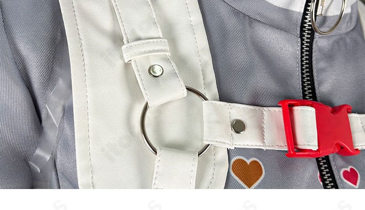 弦月 藤士郎コスプレ衣装の胸元リボン装飾アップ。結びの形と装飾のバランスが見えるディテール