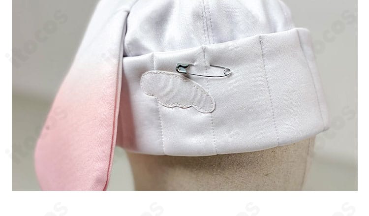 セラフ・ダズルガーデン衣装の帽子装飾アップ。縁取りと装飾パーツの質感が伝わる近接写真。