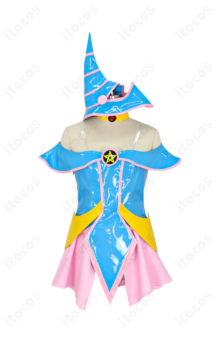 ブラック・マジシャン・ガール衣装の正面ディテール。配色の縁取りとネックアクセの意匠が明瞭。