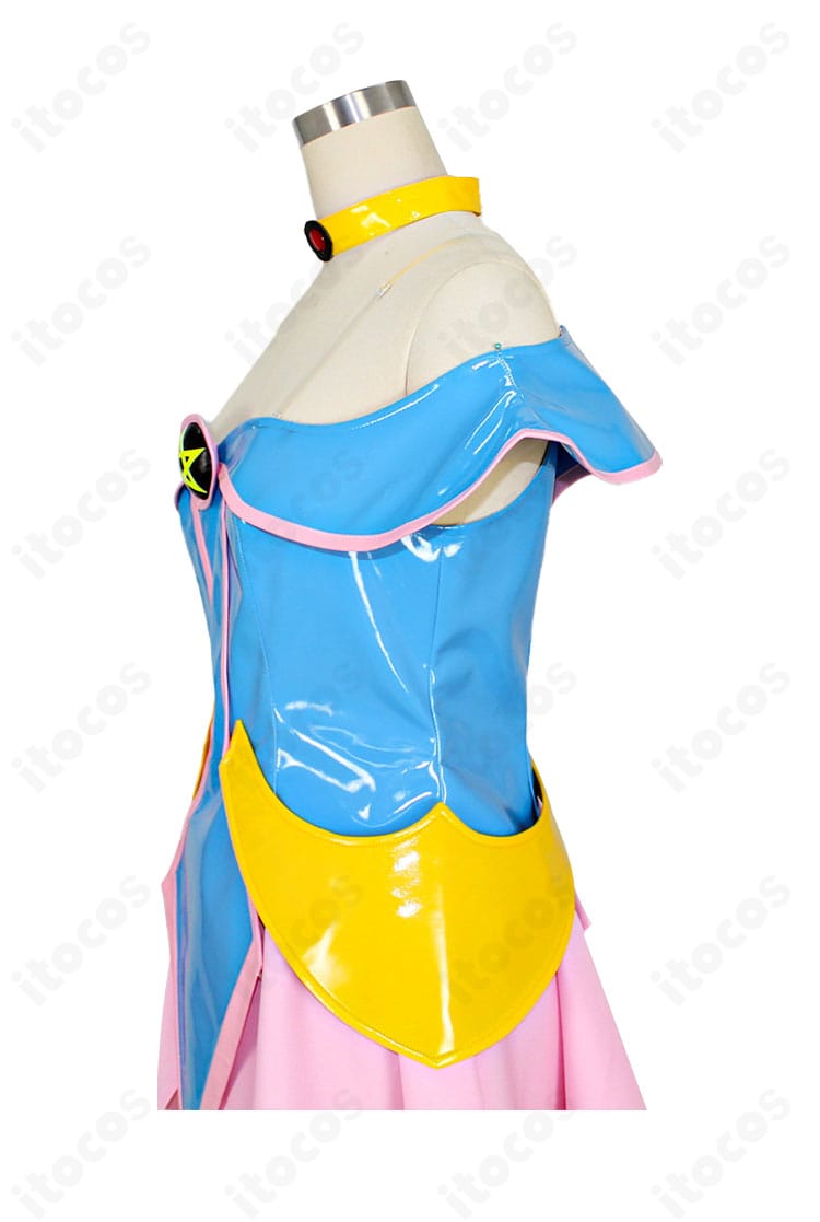 ブラック・マジシャン・ガール衣装の左側装飾クローズアップ。刺繍風モチーフと縁取りの質感が際立つ。