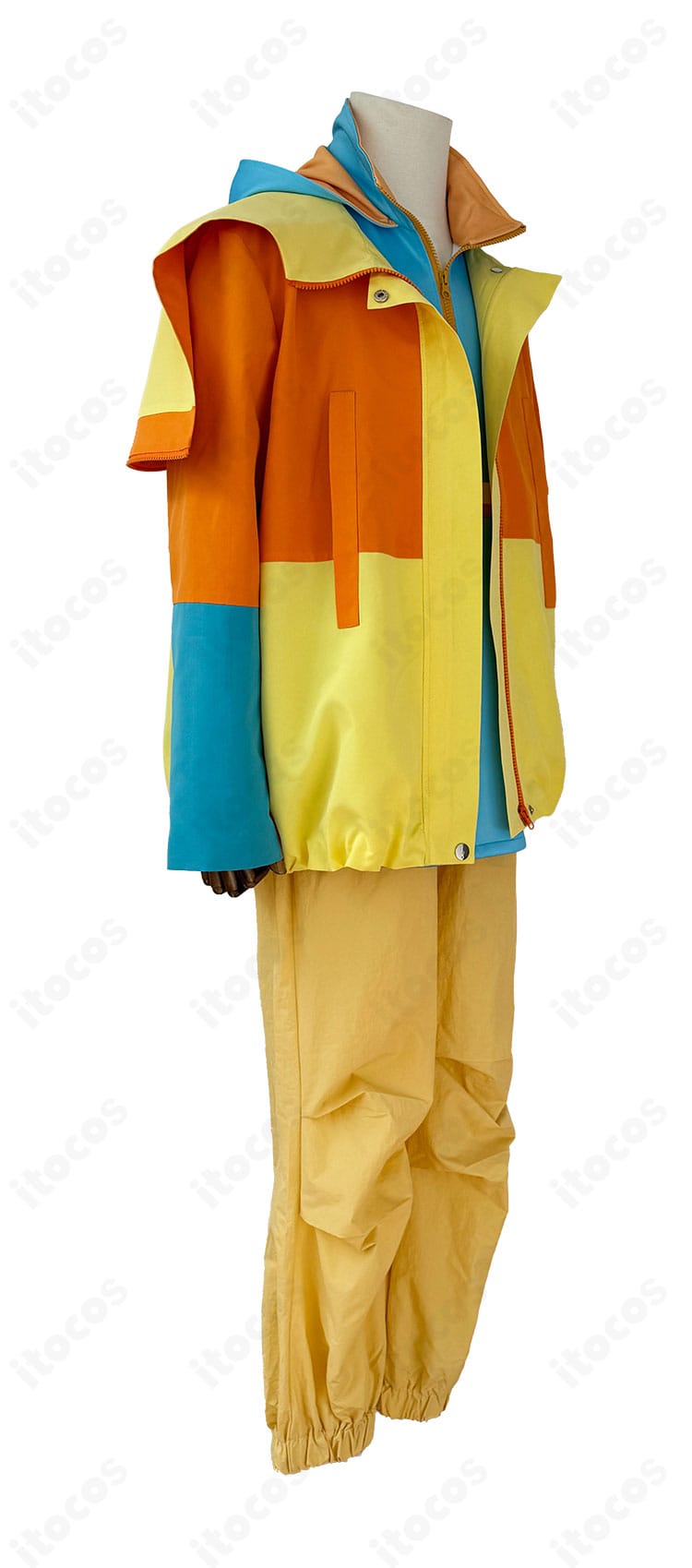 仮面ライダーガヴ ショウマのコスプレ衣装 サイドビュー。コートのラインとシルエットの美しさ、袖口の仕立てが見える角度。