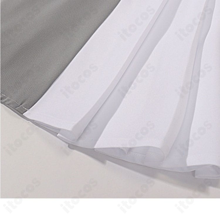 スカート裾アップ。パイピングとフレア量、動きに映えるヘムラインの仕上げを表示。