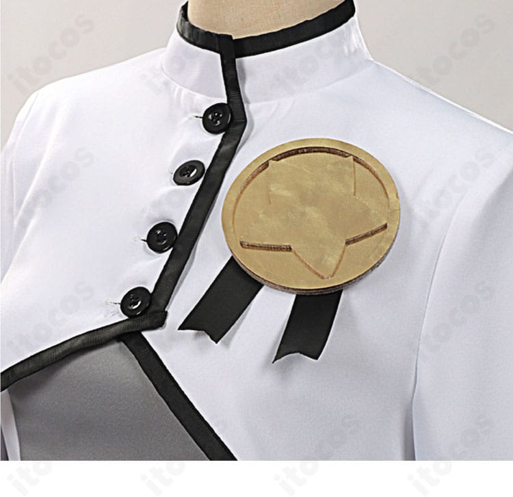 胸章アップ。中央モチーフと縁取り、光沢感のある素材使いを詳細に示す近接写真。