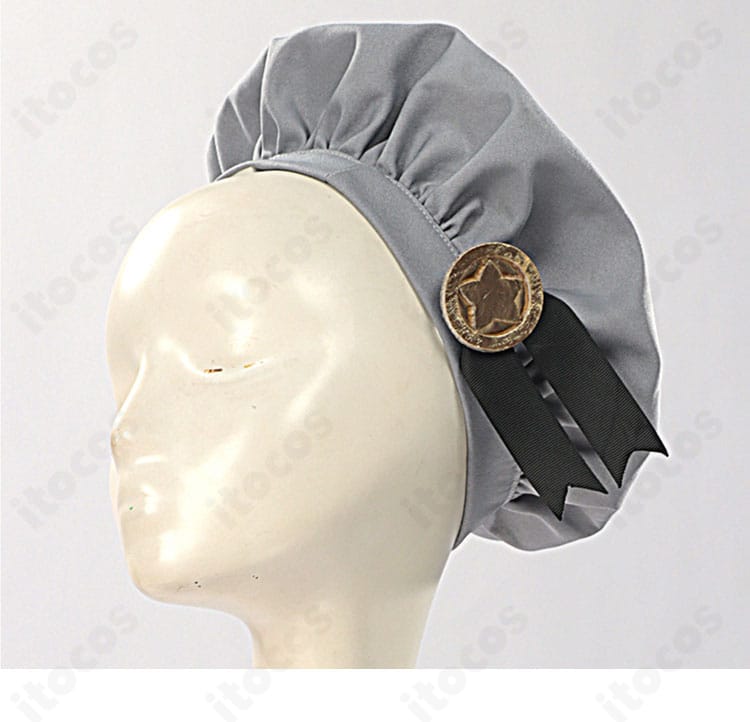 帽子の装飾ディテール。トップの形状とフロントモチーフ、縁の仕上げを明瞭に示す。