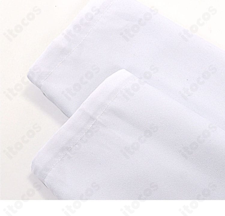 袖口の近接画像。カフスの形状、装飾パーツの固定と繊細なステッチが見える。