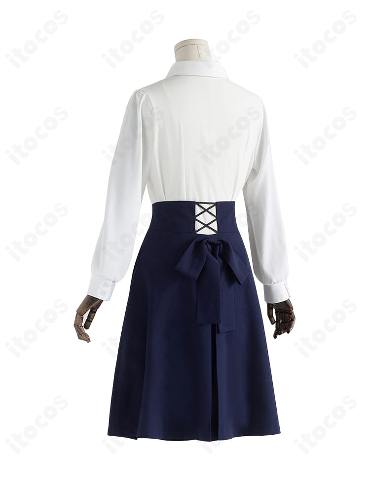 Fate/stay night セイバー私服コスの背面ディテール。後ろ開きの仕様とスカートの落ち感を示す画像。