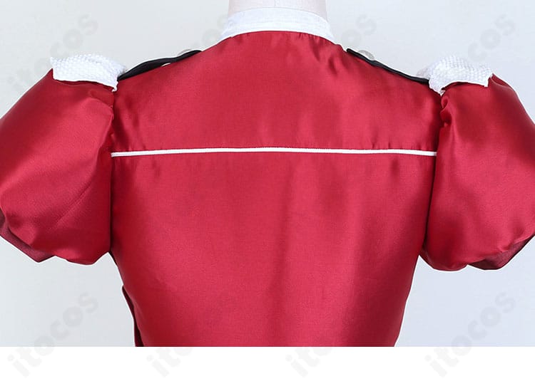 衣装背面の細部。縫製ラインとマントの重なりを確認