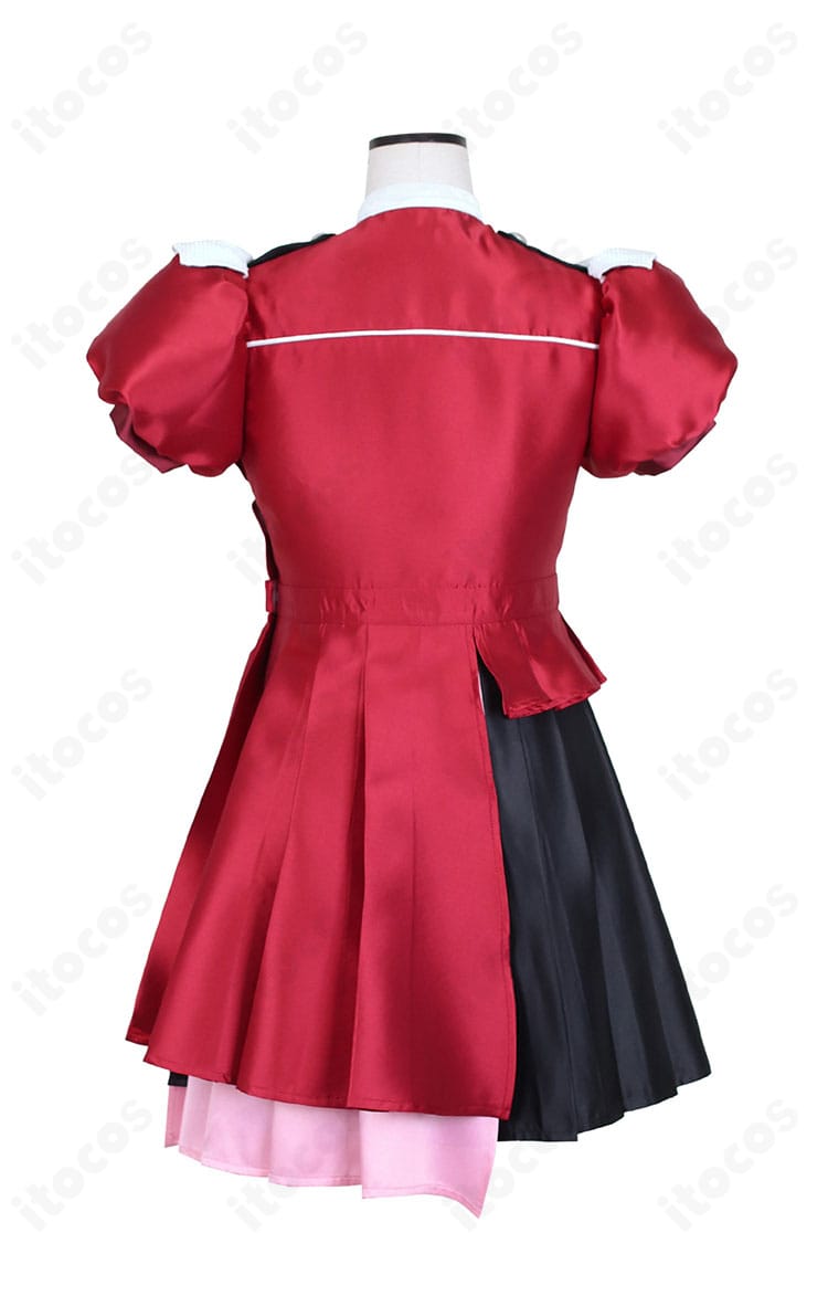 衣装背面の全体像。マントの長さと背面ラインを確認可能