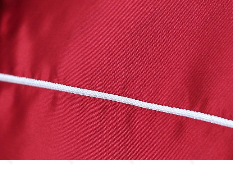 背面に入る白ライン装飾のクローズアップ。コントラストが映える意匠