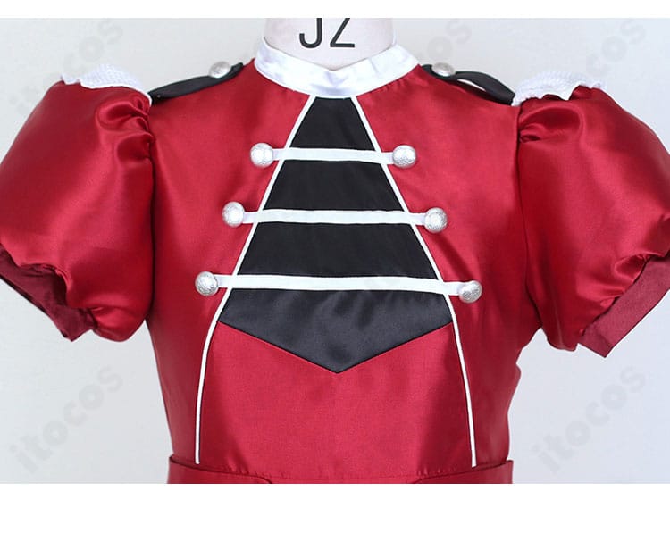 襟元の装飾ディテール。首周りの意匠で上品な印象を強調