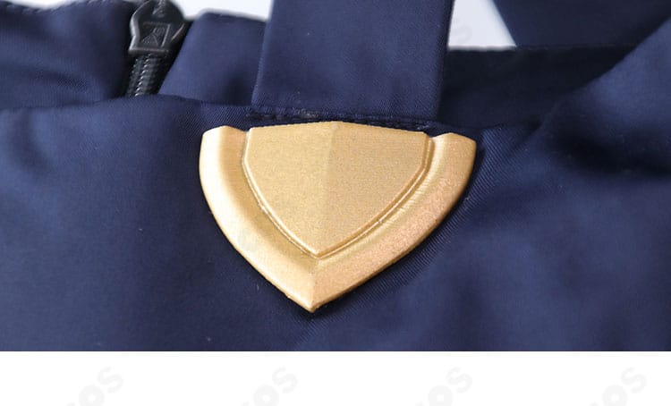 パンツのウエスト装飾。前面の意匠と縫製仕上げの質感を示す。