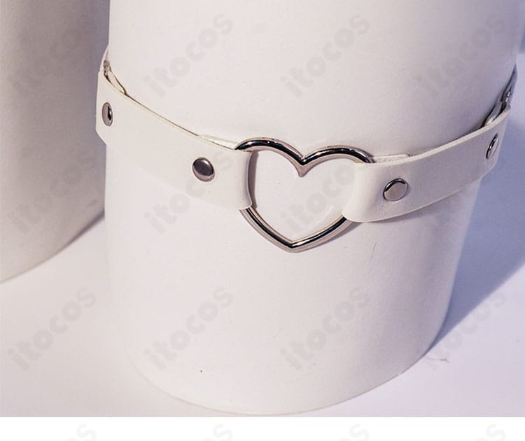 赤城ユイナ 魔法衣装 太もものハート型装飾ディテール。モチーフ位置と素材感を示す写真