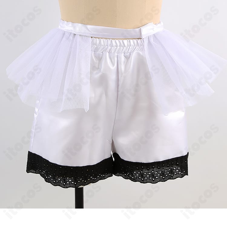 ショートパンツの前面ディテール。動きやすさとデザイン性の両立を示す近接写真。