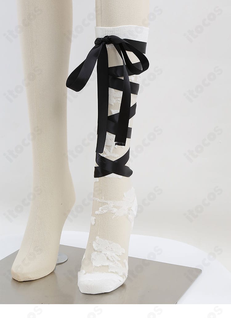 レッグソックスの装飾ディテール。可愛らしいアクセントと丈感のバランスを確認できる画像。