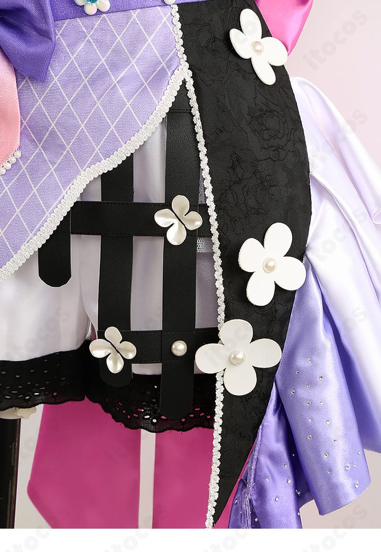 スカート裾の装飾ディテール。フリルと縁取りの動きが分かるカットで、撮影映えを強調。