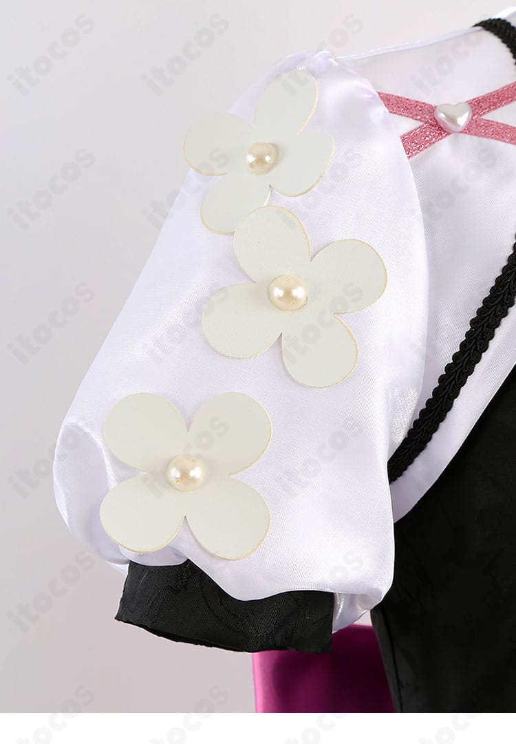 肩の花飾りディテール。繊細な装飾が肩周りのアクセントとして機能している様子を撮影。