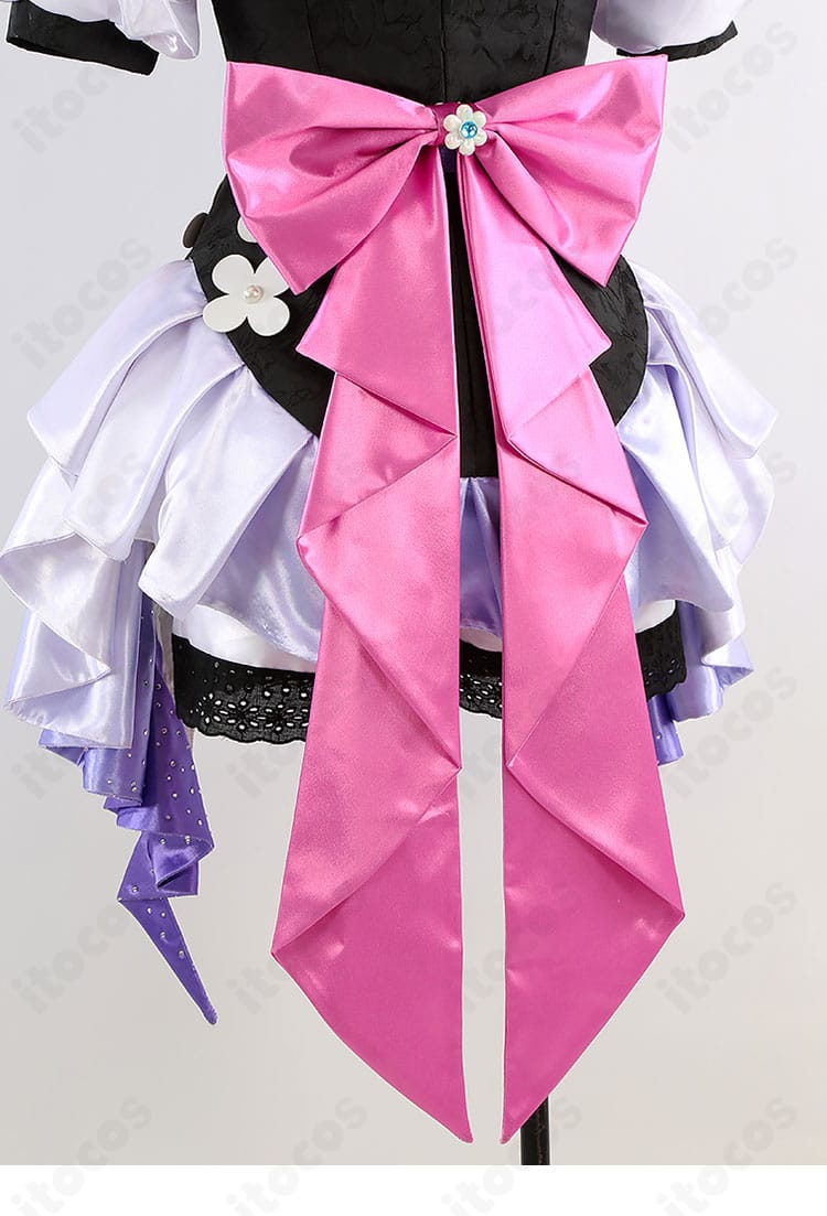 背面の大きな蝶結びリボン装飾ディテール。立体感ある結び目とボリュームが分かるクローズアップ。