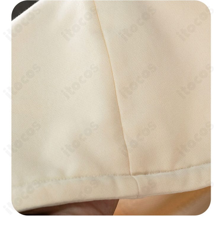 胸飾りの配置と色のコントラストを示すアップ｜写真向け