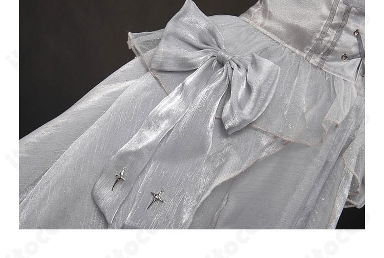 シンデレラ〈ガラスのプリンセス〉コスプレ衣装の背面リボン装飾ディテール。結び目の立体感と縫製の整いを示す写真